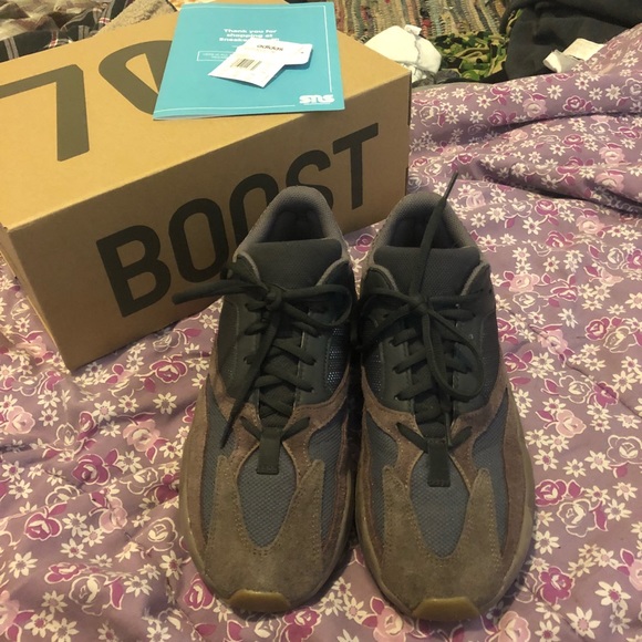 Yeezy 700 Muave - Picture 4 of 4